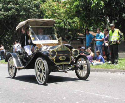 Imágenes del desfile de autos clásicos de la Feria de las Flores