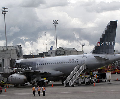 Arranca en Colombia primera aerolínea de bajo costo